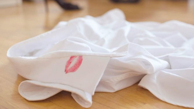 Как легко и быстро удалить помаду с одежды: 3 хитрости