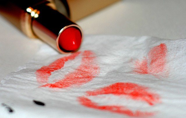 Как легко и быстро удалить помаду с одежды: 3 хитрости