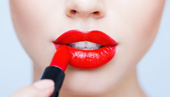 Как легко и быстро удалить помаду с одежды: 3 хитрости